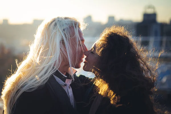Silhouette della giovane coppia romantica al tramonto. Sentimenti, amore e desiderio concetto — Foto Stock