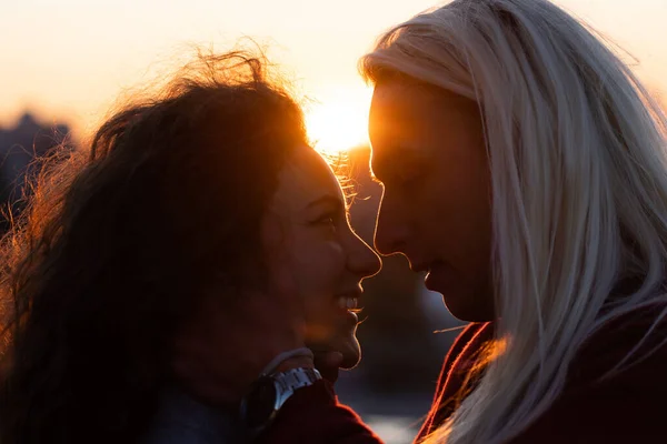 Silhueta de romance jovem entre homem e mulher no pôr do sol de perto. Conceito de sentimentos e atração — Fotografia de Stock