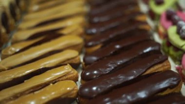 Pastanedeki bir vitrinde lezzetli tatlı pastalar, kekler ve kurabiyeler. 