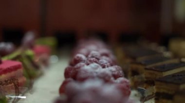 Pastanedeki bir vitrinde lezzetli tatlı pastalar, kekler ve kurabiyeler. 