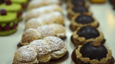 Bir Fransız dükkanındaki vitrinde çeşitli lezzetli tatlı hamur işleri.