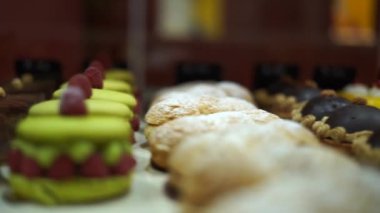 Pastanedeki bir vitrinde lezzetli tatlı pastalar, kekler ve kurabiyeler. 