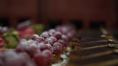 Bir Fransız dükkanındaki vitrinde çeşitli lezzetli tatlı hamur işleri.