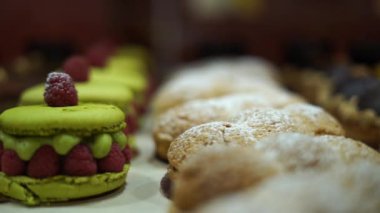 Bir Fransız dükkanındaki vitrinde çeşitli lezzetli tatlı hamur işleri.