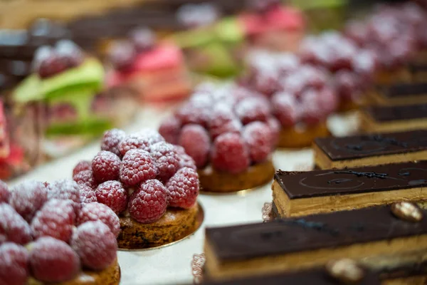 Close up de bolos doces recém-assados e pastelaria em uma fileira no mercado de alimentos — Fotografia de Stock