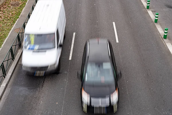 Κίνηση θολή αυτοκίνητα οδήγηση στην εθνική οδό. Έννοια της κίνησης, της μετακίνησης και της κυκλοφορίας — Φωτογραφία Αρχείου