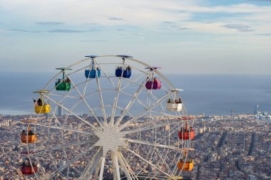 Tibidabo Barcelona 'daki dönme dolap. Şehir ve deniz arka planda. 