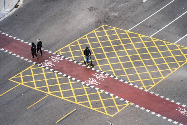 Vista aérea de travessias de pedestres brancos na rua moderna da cidade com pessoas. Segurança no conceito de estrada — Fotografia de Stock