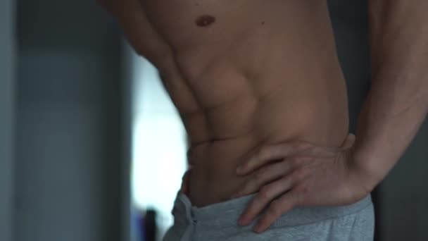Close-up van een kracht Mans fitness lichaam met gespierd lichaam en romp waardoor buik vacuüm oefening. — Stockvideo