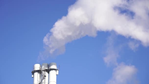Contaminación del aire por humo que sale de las tuberías contra el cielo azul. Concepto de contaminación, problemas medioambientales y emisiones — Vídeos de Stock