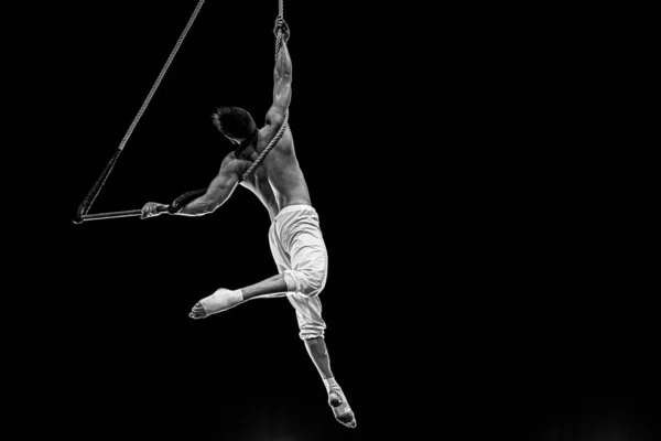 Muscular Macho Aire Circo Artista Actuaciones Con Danza Trapecio — Foto de Stock