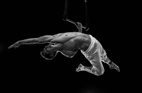 Muskulös Manlig Luft Cirkus Artist Föreställningar Med Dans Trapets — Stockfoto