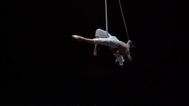 肌肉发达的白色马戏团艺术家在黑色背景的航空带子上慢动作 创造力和自信的概念 — 图库视频影像