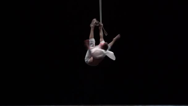 肌肉发达的白色马戏团艺术家在黑色背景的航空带子上慢动作 运动和运动概念 — 图库视频影像