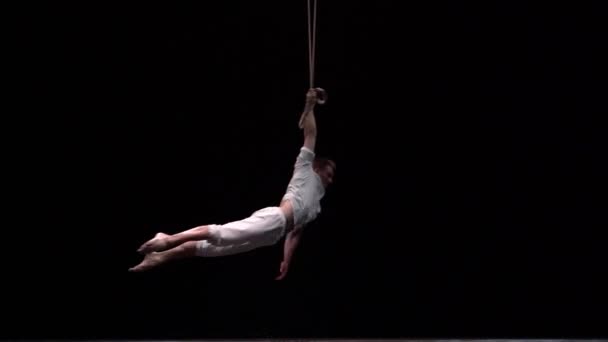 Muscular Circus Artiest Presteren Antenne Riemen Zwarte Achtergrond Beweging Krachtconcept — Stockvideo