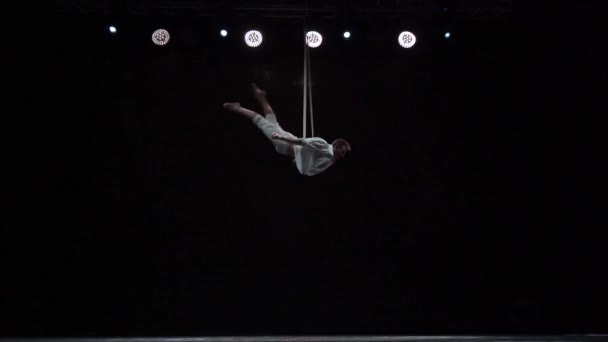 Sirk Sanatçısı Hava Kayışlarında Siyah Arka Planda Yavaş Çekimde Hareket — Stok video