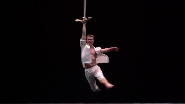 Muscular White Circus Artist Aerial Straps Black Background Slowmotion Concept — ストック動画