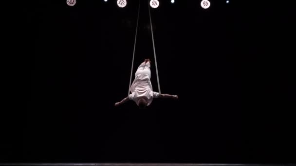Muž Svalnatý Cirkus Umělec Letecké Řemínky Dělá Silné Triky Vzduchu — Stock video