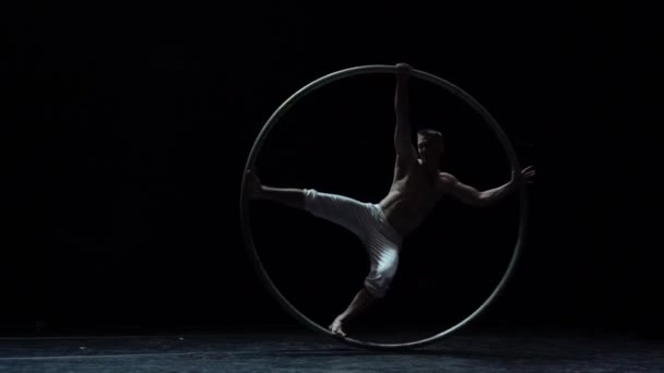 Artista Circo Muscular Realiza Cyr Wheel Sobre Fondo Negro Concepto — Vídeos de Stock