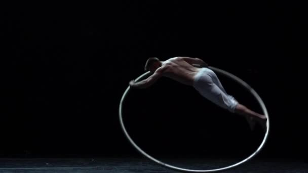 Artista Circo Muscular Realiza Cyr Wheel Escenario Fondo Negro Cámara — Vídeos de Stock