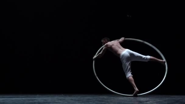 Mięśniowy Artysta Cyrkowy Wykonuje Cyr Wheel Czarnej Scenie Tła — Wideo stockowe
