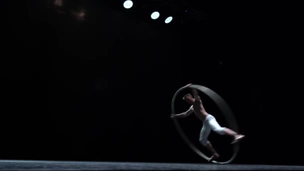 Mięśniowy Artysta Cyrkowy Wykonuje Cyr Wheel Czarnej Scenie Tła Pojęcie — Wideo stockowe