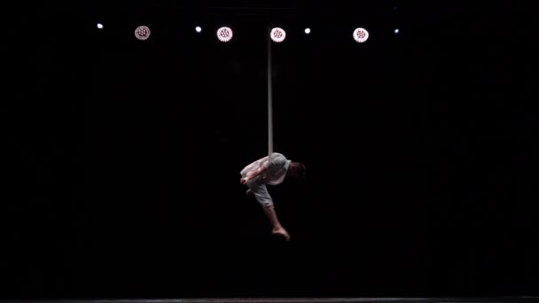 Muž Svalnatý Cirkus Umělec Letecké Řemínky Dělá Silné Triky Vzduchu — Stock video