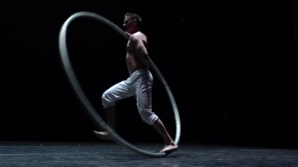 Язистий Цирковий Артист Виконує Cyr Wheel Чорному Фоні Концепція Оригінальності — стокове відео