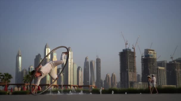 Cyr Wheel Artist Wearing White Arabic Clothing Cloth Dubai Cityscape — ストック動画