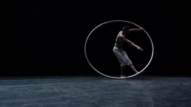 Мускулистый Циркач Исполняет Cyr Wheel Чёрном Фоне Понятие Силы Воли — стоковое видео