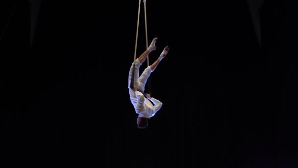 Muscular Macho Aire Circo Artista Actuaciones Con Danza Trapecio — Vídeos de Stock