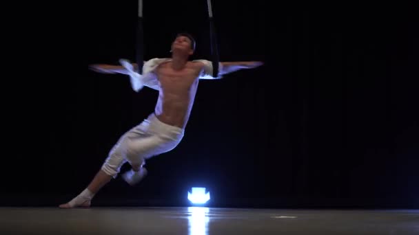 Muscular Male Aerial Circus Artist Performances Dance Trapeze Movement Motion — Vídeos de Stock