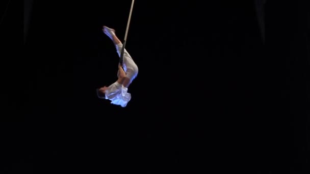 Muscular Macho Aire Circo Artista Actuaciones Con Danza Trapecio — Vídeos de Stock