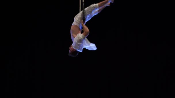 Muscular Male Air Circus Artist Performances Dance Trapeze Concept Individuality — Vídeos de Stock