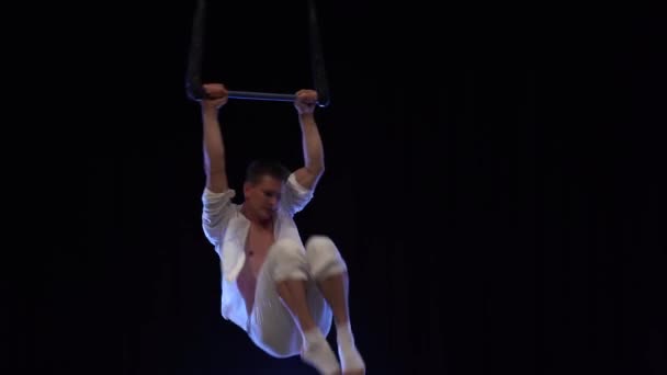 Muscular Male Aerial Circus Artist Performances Dance Trapeze Movement Motion — Vídeos de Stock