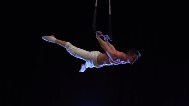 Muscular Male Aerial Circus Artist Performances Dance Trapeze Movement Motion — Vídeo de Stock