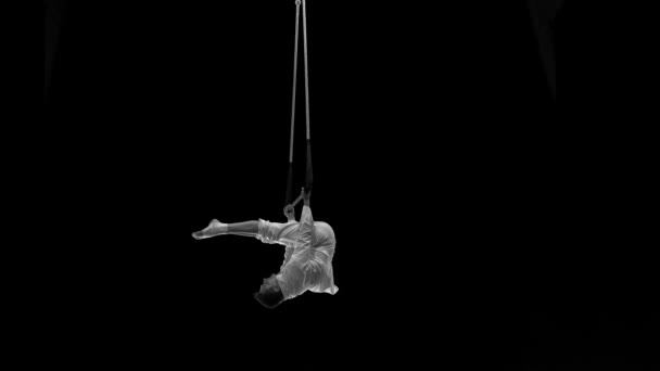 Мускулистый Артист Цирка Воздуха Мужского Пола Выступает Танцевальной Трапецией Концепция — стоковое видео