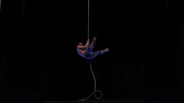 Muscular Fit Circus Artist Perform Aerial Rope High Altitude High — Video Stock