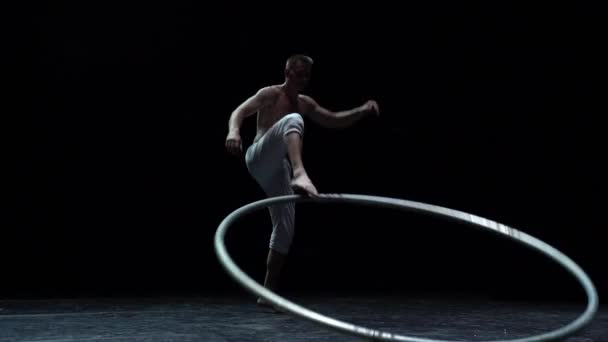 Язистий Цирковий Артист Виконує Cyr Wheel Чорному Фоні Концепція Сили — стокове відео