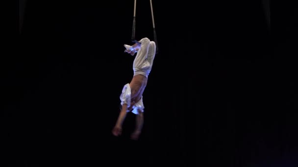 Muscular Macho Aire Circo Artista Actuaciones Con Danza Trapecio — Vídeos de Stock