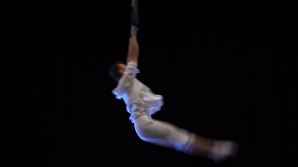 Muscular Male Aerial Circus Artist Performances Dance Trapeze Movement Motion — Vídeo de Stock
