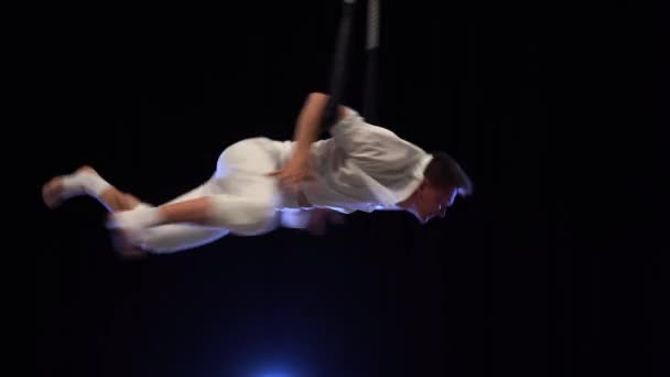Muscular Male Aerial Circus Artist Performances Dance Trapeze Movement Motion — Stockvideo