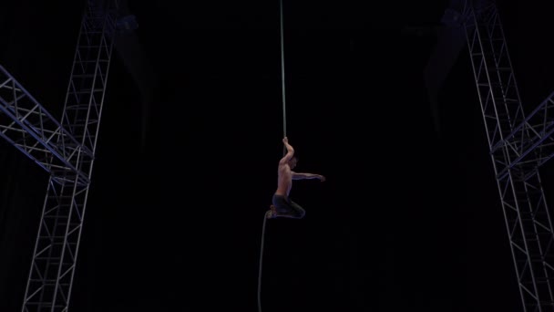 Muscular Fit Circus Artist Perform Aerial Rope High Altitude High — Video Stock