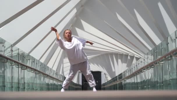 Female Dancer White Modern Urban Bridge Concept Individuality Creativity — ストック動画