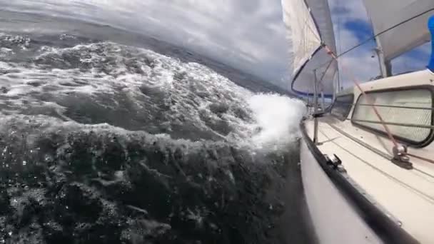 Sailboat Hull Cutting Water Bending Side Stormy Weather Bow Wave — Vídeo de stock