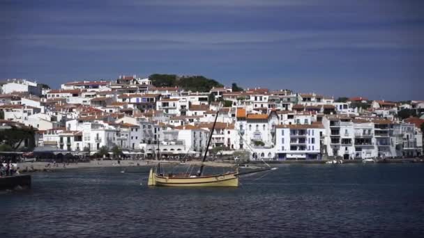 Cadaques Traditional Fishing Village Catalonia Old Boat Foreground Spain — Αρχείο Βίντεο