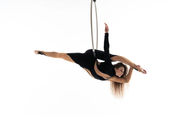 Smal Och Flexibel Kvinnlig Cirkusartist Antenn Båge Isolerad Vit Bakgrund — Stockfoto