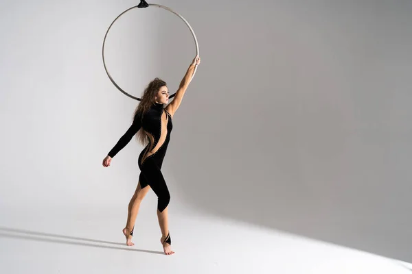 Flexible Fit Female Air Circus Artist Performances Aerial Hoop — Foto Stock