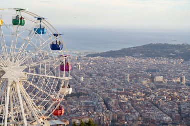 Tibidabo Barcelona 'daki dönme dolap. Şehir ve deniz arka planda..