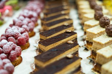 Gıda pazarında taze pişmiş tatlı kekleri ve pastaları kapatıyoruz..